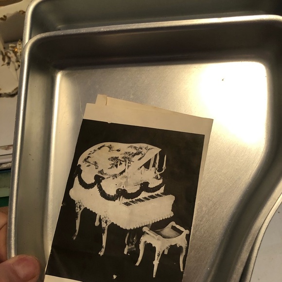 Vintage 1973 Wilton grand piano cake kit with two aluminum pans and candlesticks - Picture 5 of 12